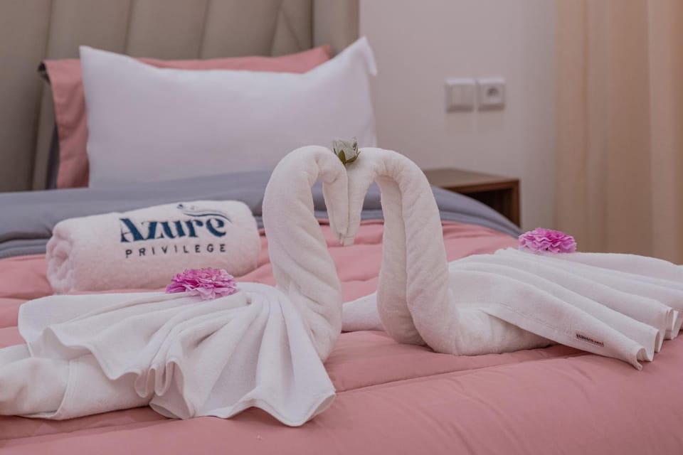 Photo of the whole room, Bedroom, towels