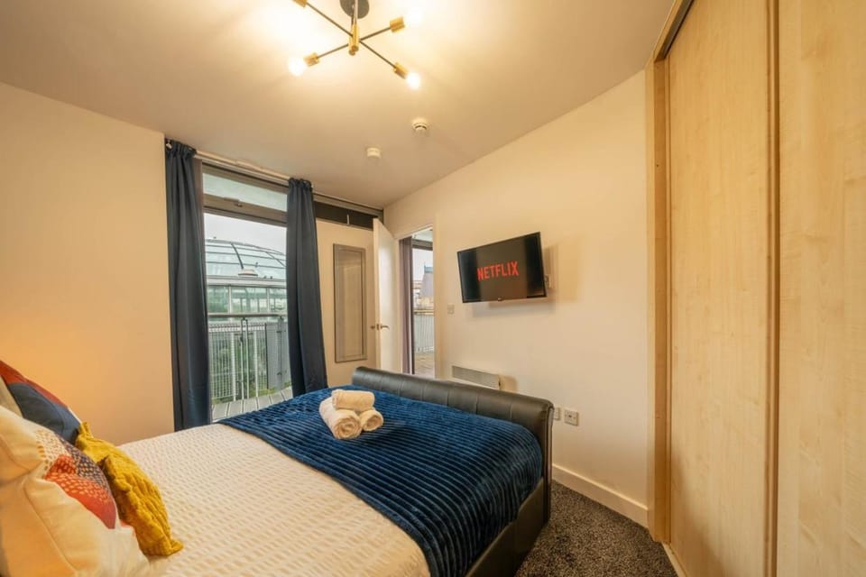 Bed, TV and multimedia, Photo of the whole room, Bedroom, towels