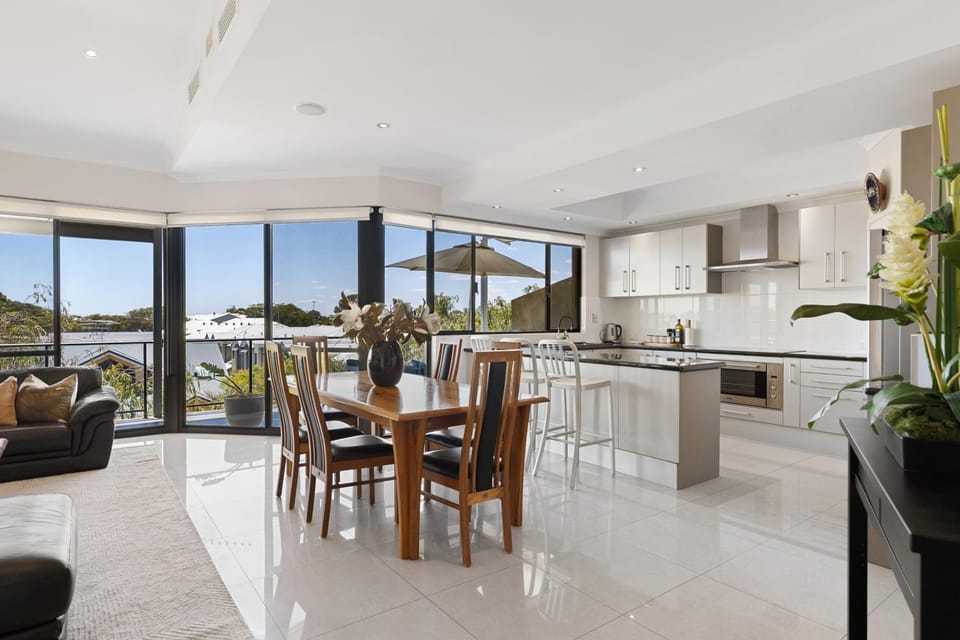 Dining area, kitchen