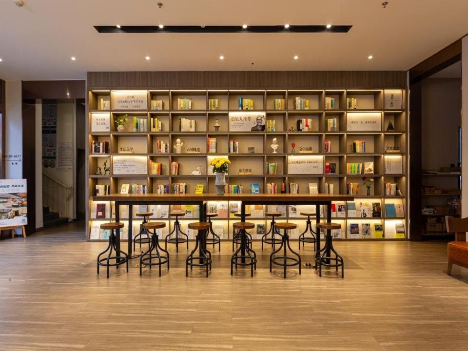 Communal lounge/ TV room, Lobby or reception