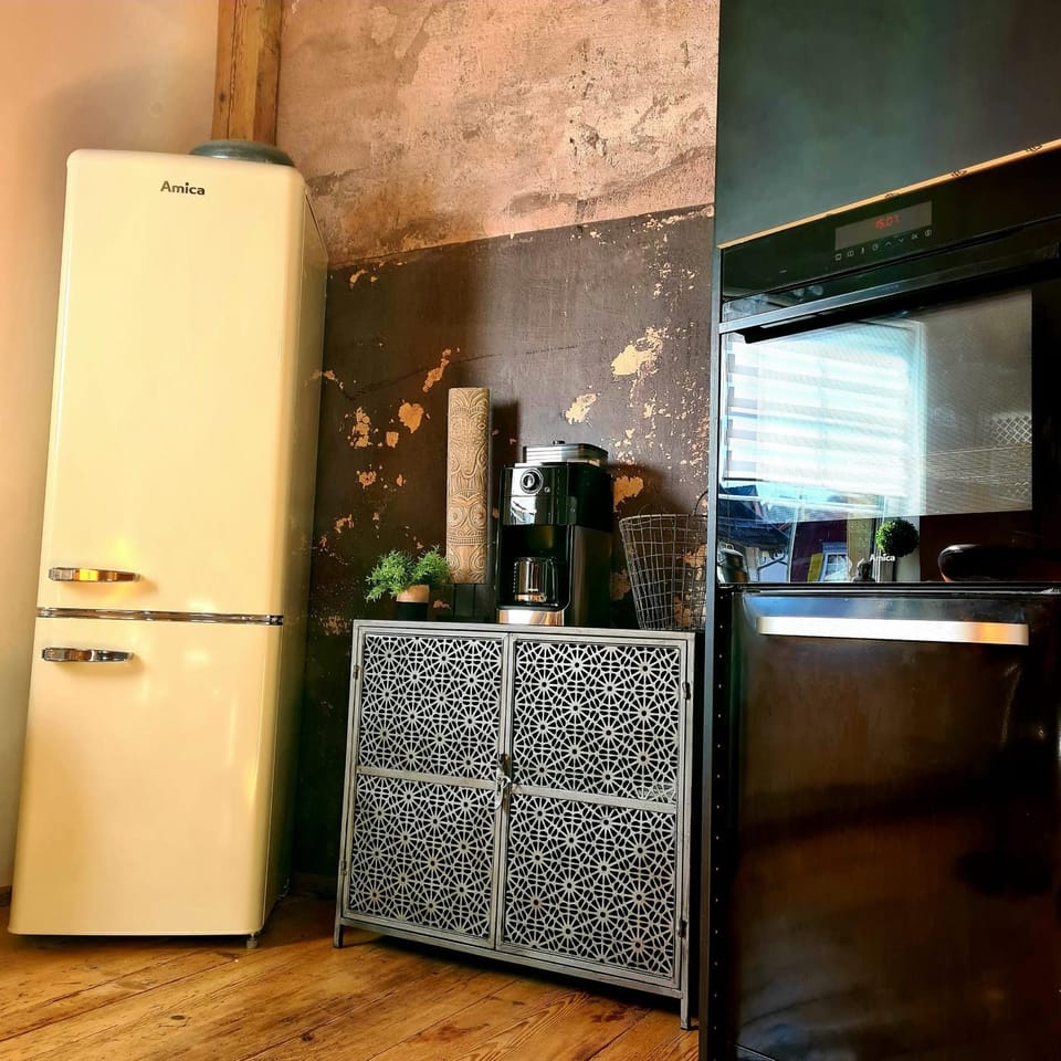 Coffee/tea facilities, oven