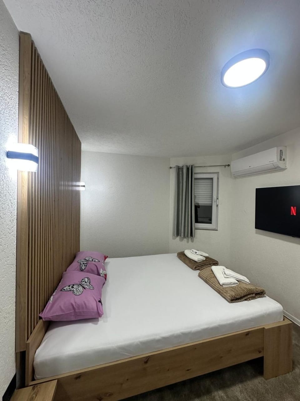 Bed, TV and multimedia, Bedroom, towels, air conditioner