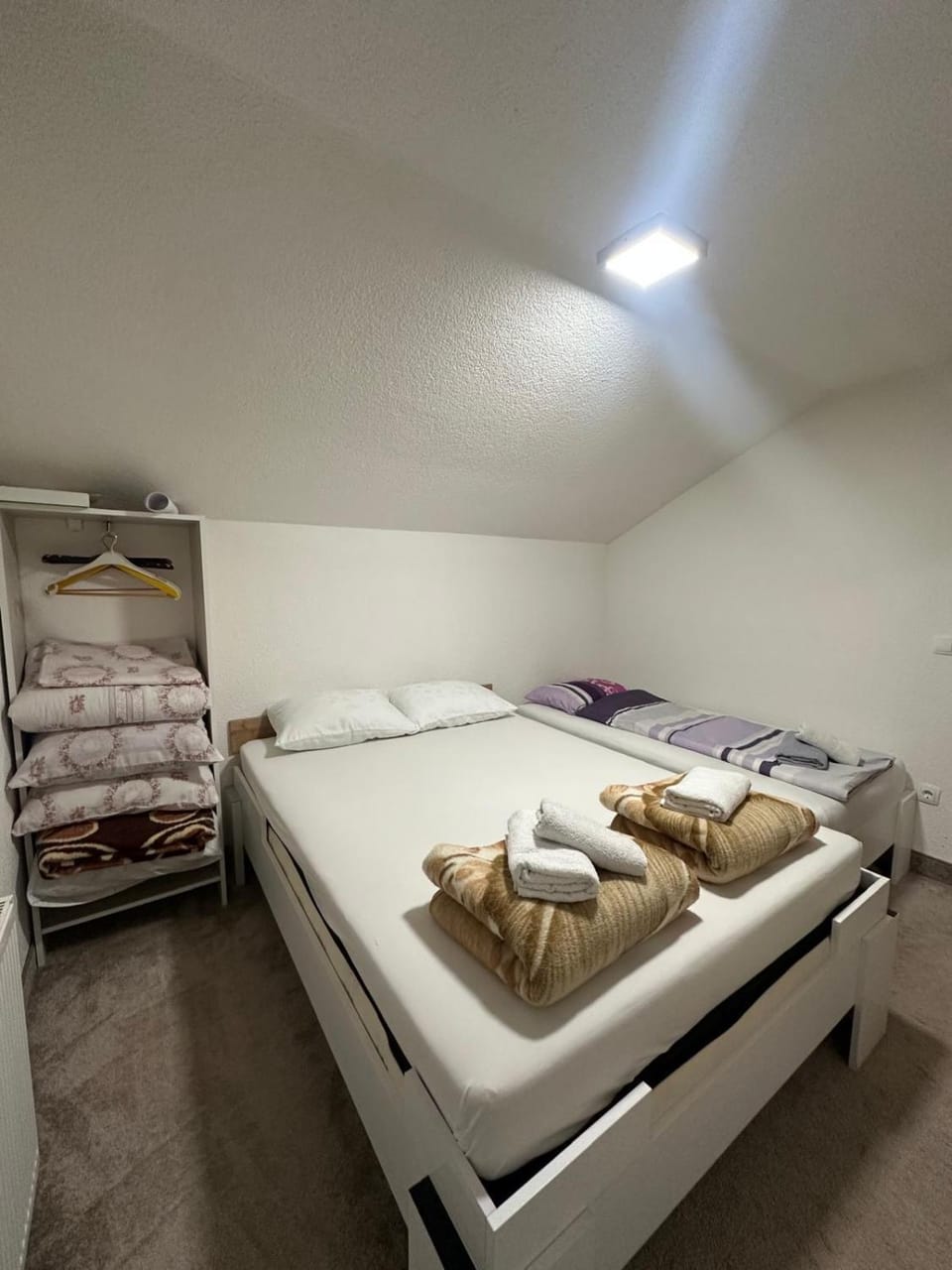 Bed, Photo of the whole room, Bedroom, towels