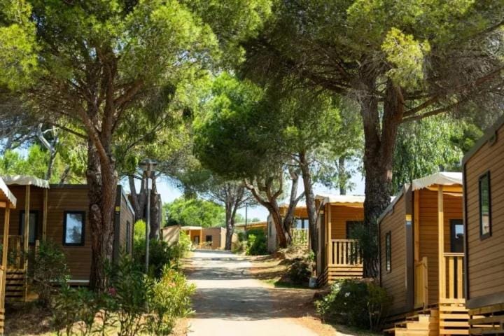 Camping "Le Hameau des Pins" - Mobil-home neuf - 6 personnes - 3 chambres Campground/ 
RV Resort in Hyères