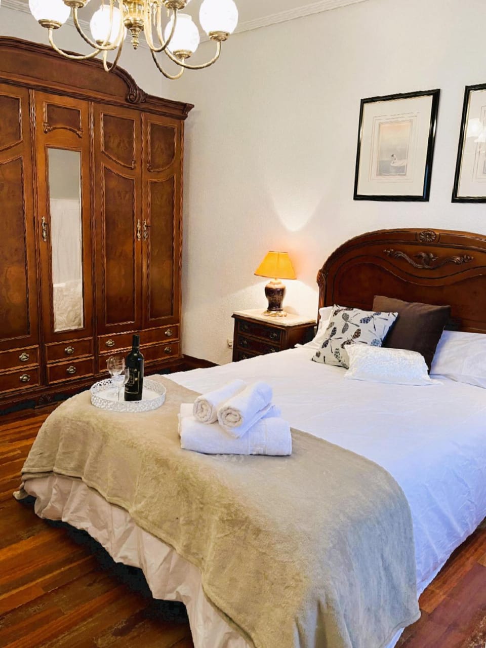 Bed, Bedroom, towels