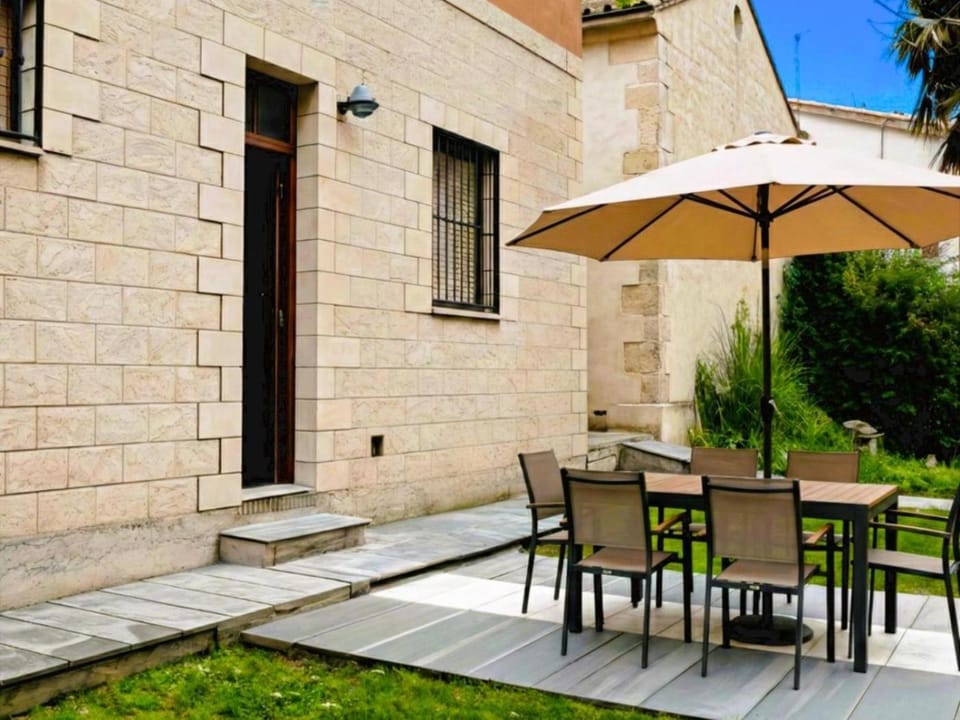 Property building, Patio, Spring, Day, Garden, Garden, Living room, Seating area, Dining area, Garden view