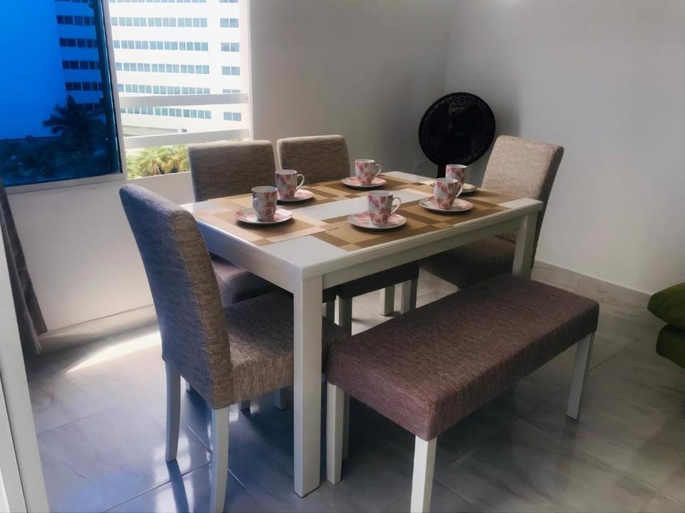 Living room, Food and drinks, Seating area, Dining area, Food