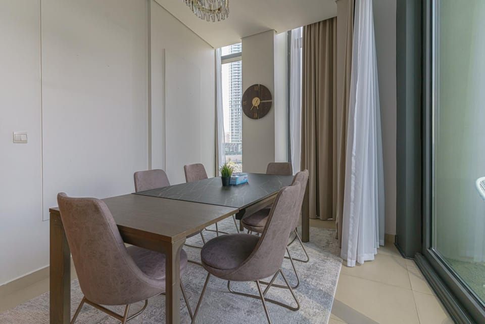 Rovostays Luxury Private Room in Downtown Near Dubai Mall with Burj Khalifa View Apartment in Dubai