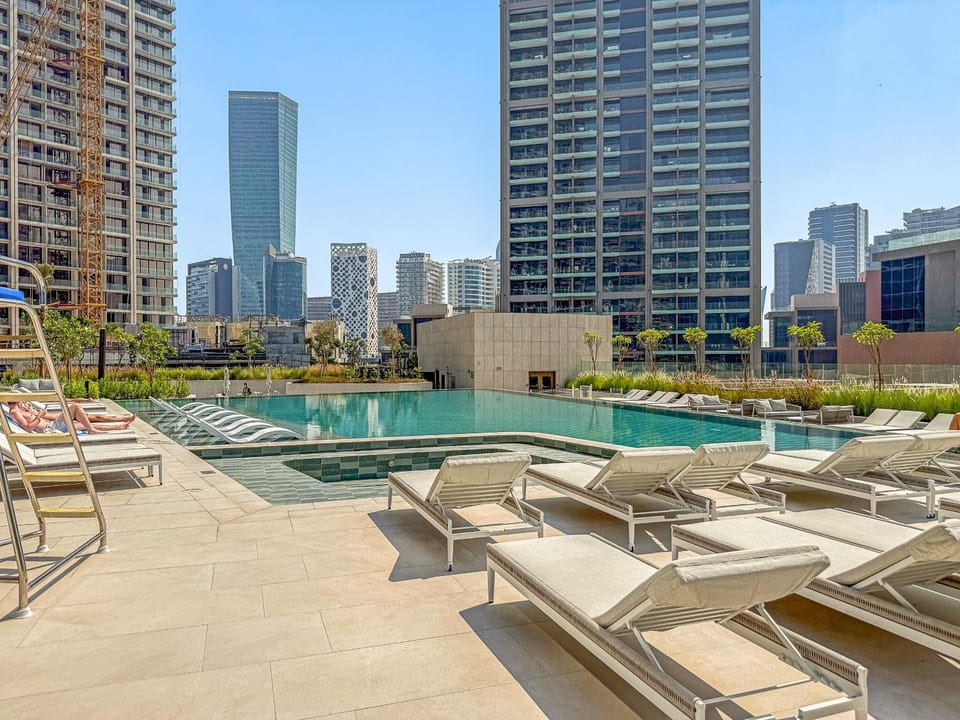 VayK - Sunlit Studio with Canal Views in Business Bay Apartment in Dubai