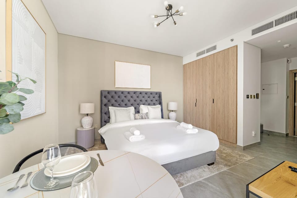 VayK - Sunlit Studio with Canal Views in Business Bay Apartment in Dubai