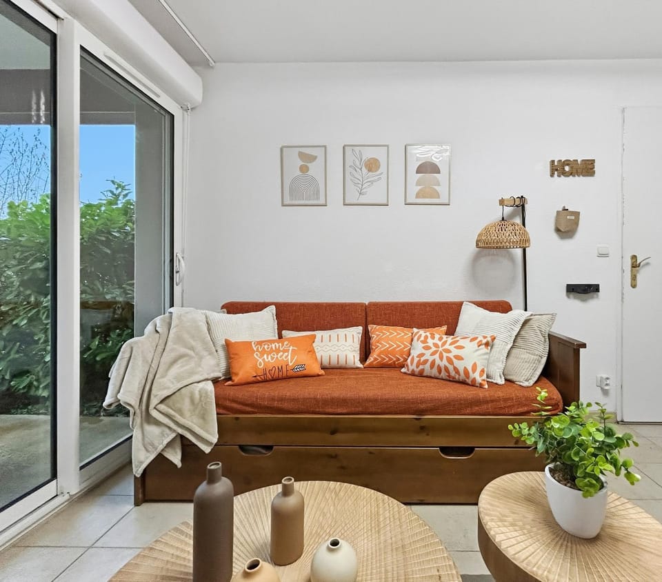 T3 chaleureux avec terrasse et piscine chauffée Apartment in Occitanie
