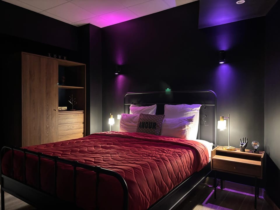 Photo of the whole room, Bedroom