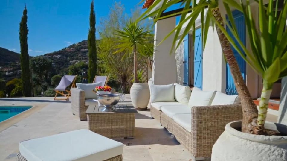 LE MAS DES OISEAUX Villa pour 6 personnes avec piscine privée, à deux pas du Golf de Valcros, à La Londe-Les-Maures Villa in La Londe-les-Maures