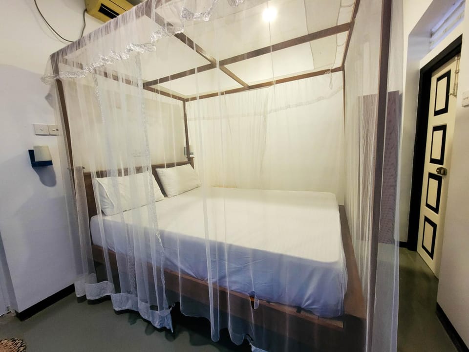 Bed, Photo of the whole room, Bedroom, air conditioner