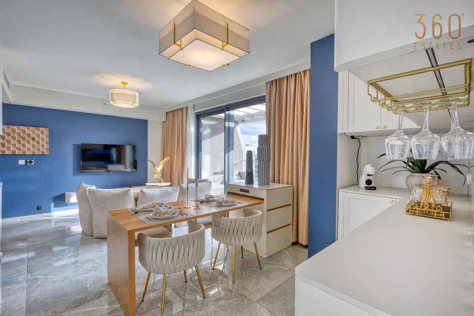 TV and multimedia, Kitchen or kitchenette, Living room, Food and drinks, Seating area, Dining area, Food, minibar