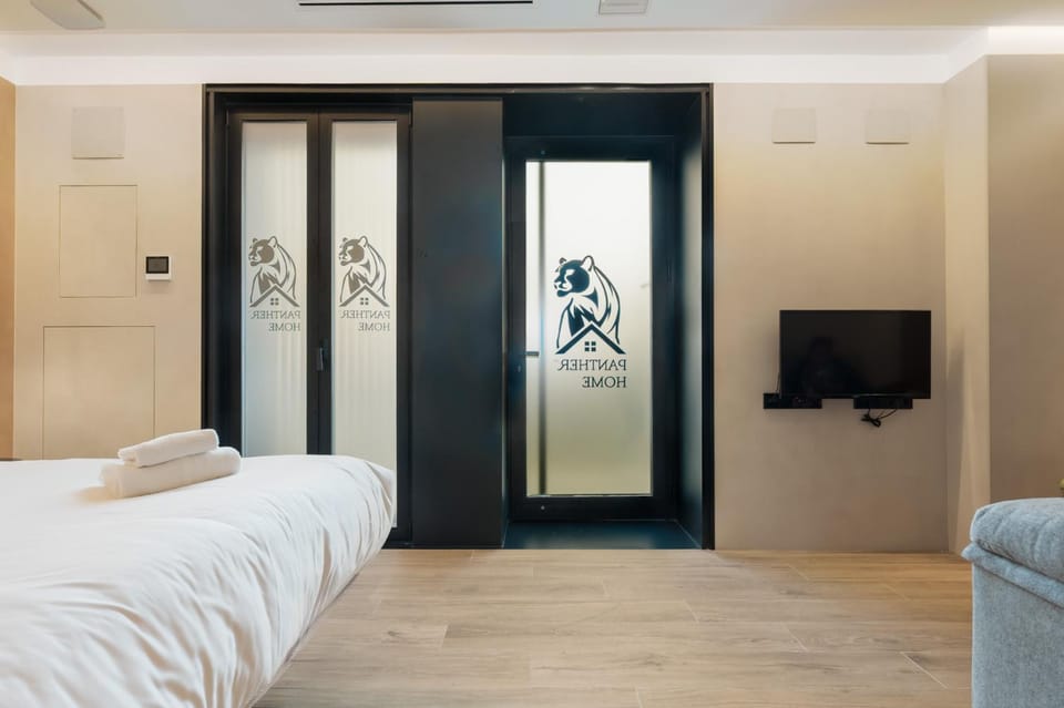 TV and multimedia, Photo of the whole room, Bedroom