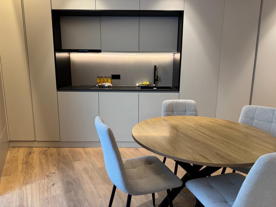Kitchen or kitchenette, Dining area