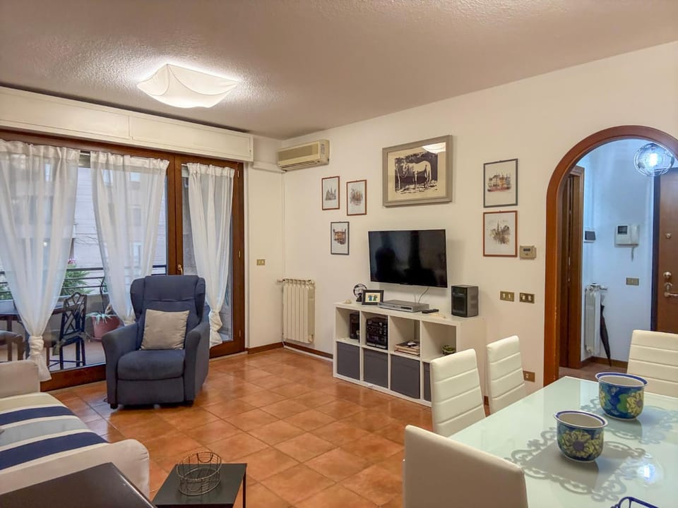 Living room, Photo of the whole room, Dining area
