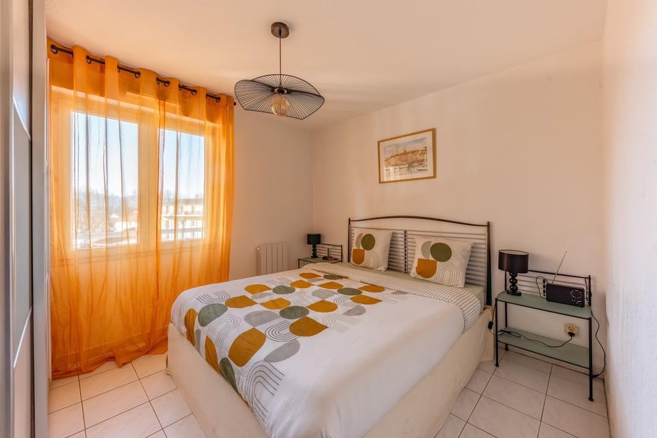 Photo of the whole room, Bedroom