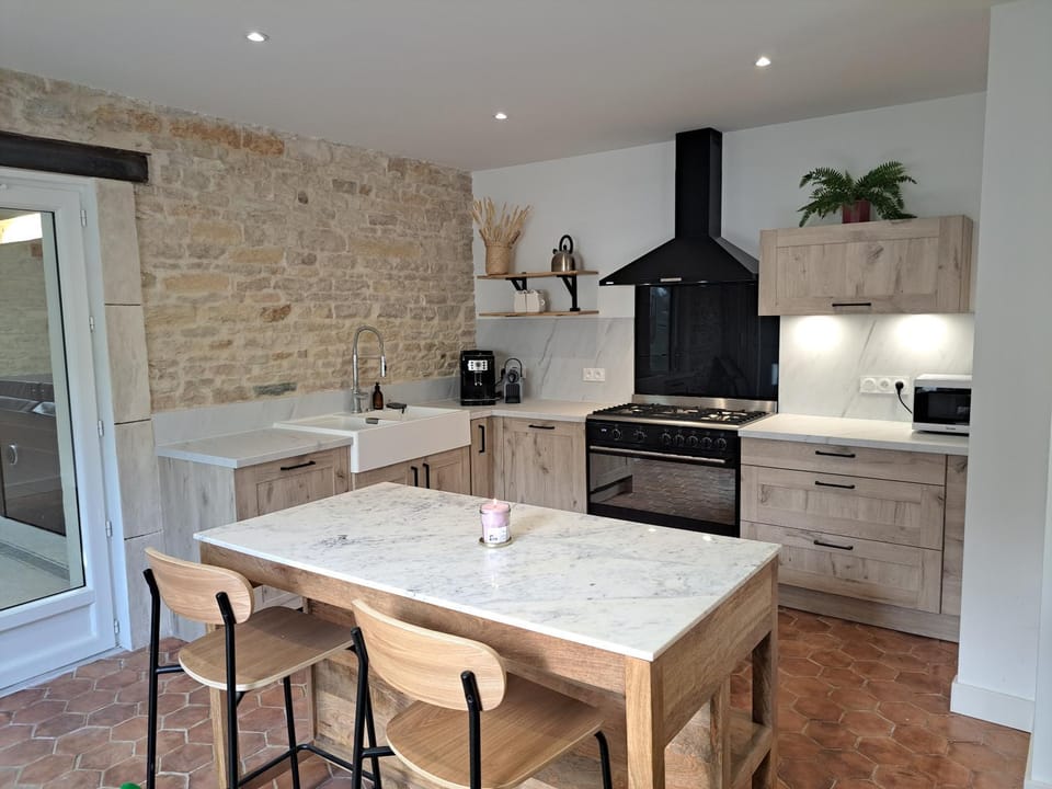 Coffee/tea facilities, dishwasher, microwave, oven, stove, stove, kitchen, kitchen
