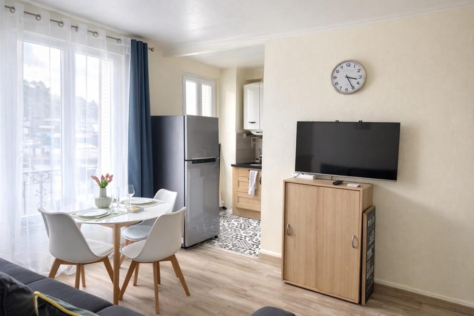 Communal lounge/ TV room, Kitchen or kitchenette, Dining area