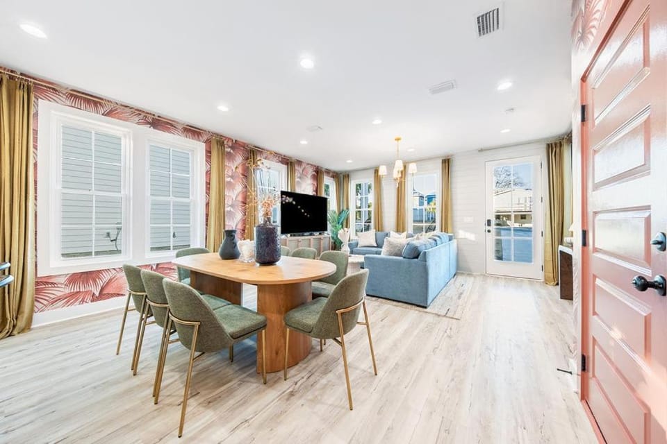 Communal lounge/ TV room, TV and multimedia, Living room, Seating area, Dining area, Evening entertainment