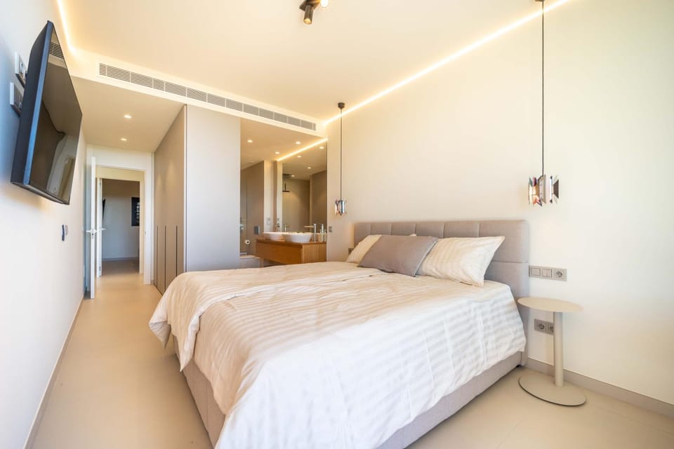 Bed, TV and multimedia, Photo of the whole room, Bedroom, wardrobe