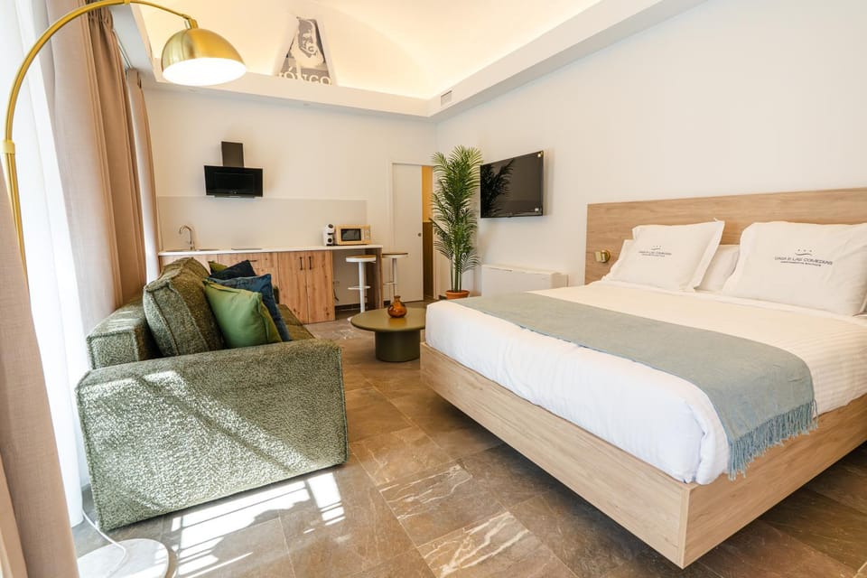 Bed, TV and multimedia, Living room, Photo of the whole room, Bedroom
