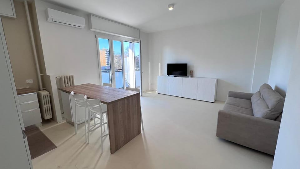 TV and multimedia, Kitchen or kitchenette, Living room, Seating area, Dining area, air conditioner