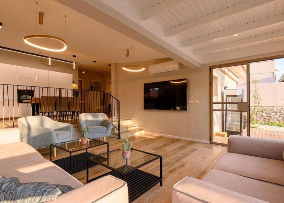 Communal lounge/ TV room, TV and multimedia, Living room, Seating area, Evening entertainment