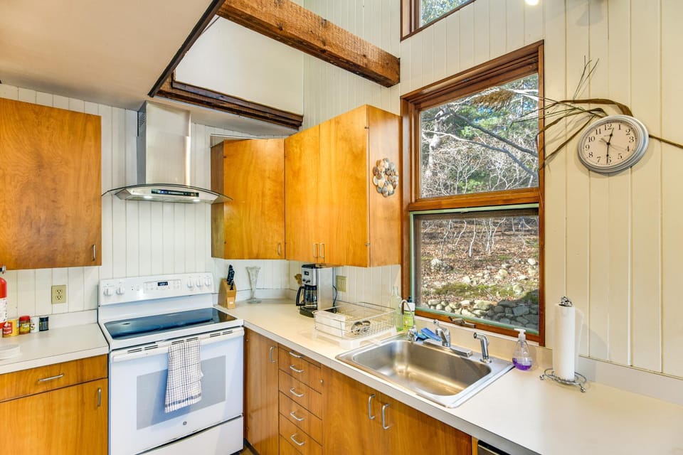 Steps to Beach: Martha's Vineyard Private Retreat! House in Tisbury