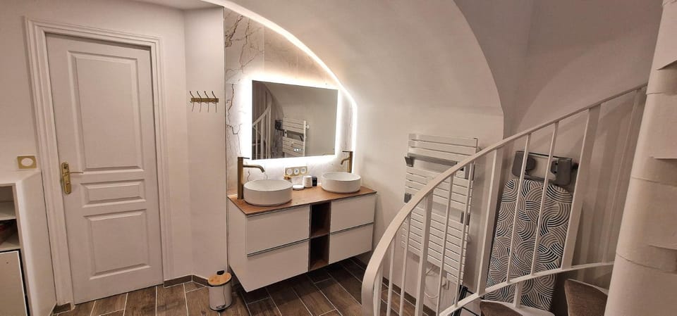 Studio 28 sqm - Cardinet - 2p Apartment in Paris