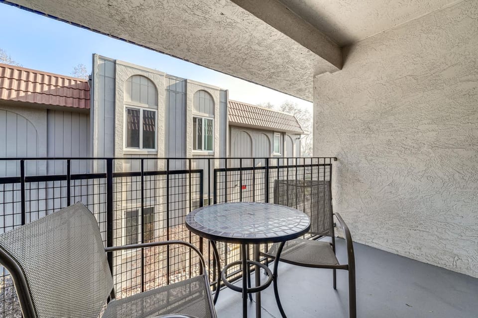 Shop, Hike and Sip Wine Pleasanton Gem with Balcony! Apartment in Pleasanton
