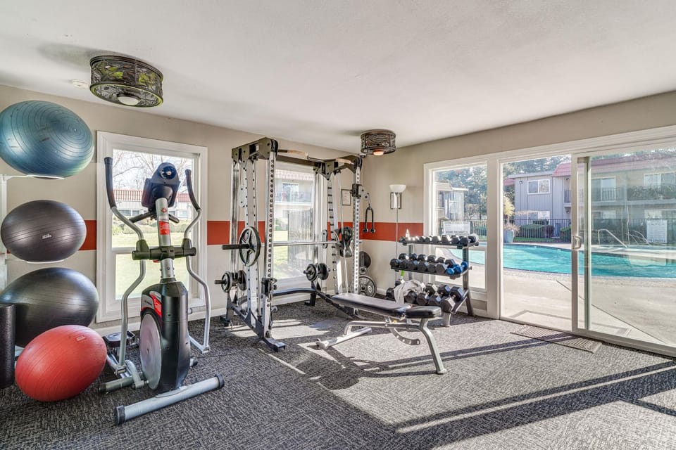 Shop, Hike and Sip Wine Pleasanton Gem with Balcony! Apartment in Pleasanton