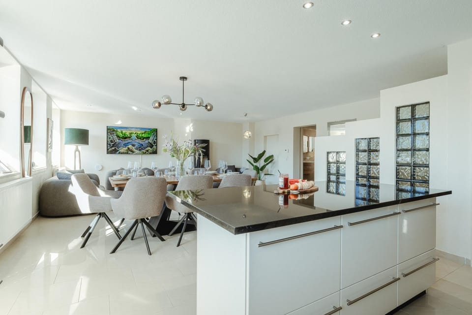 TV and multimedia, Kitchen or kitchenette, Living room, Seating area, Dining area
