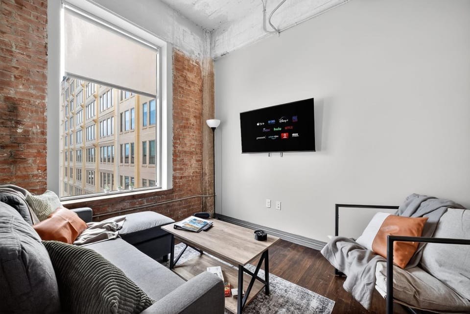 Modern Downtown Apartment | Pool, Laundry, Valet Parking Apartment in Dallas
