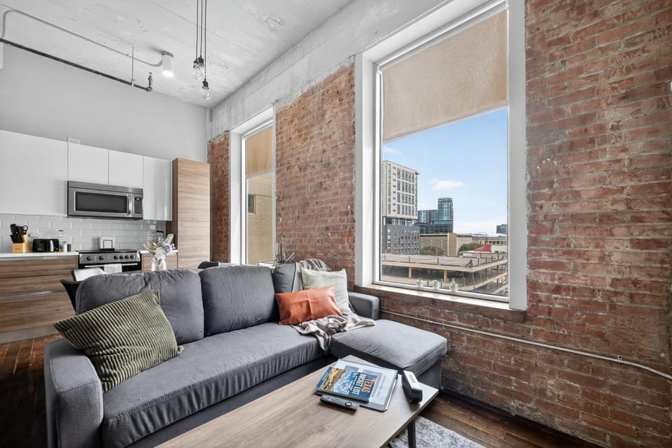Modern Downtown Apartment | Pool, Laundry, Valet Parking Apartment in Dallas