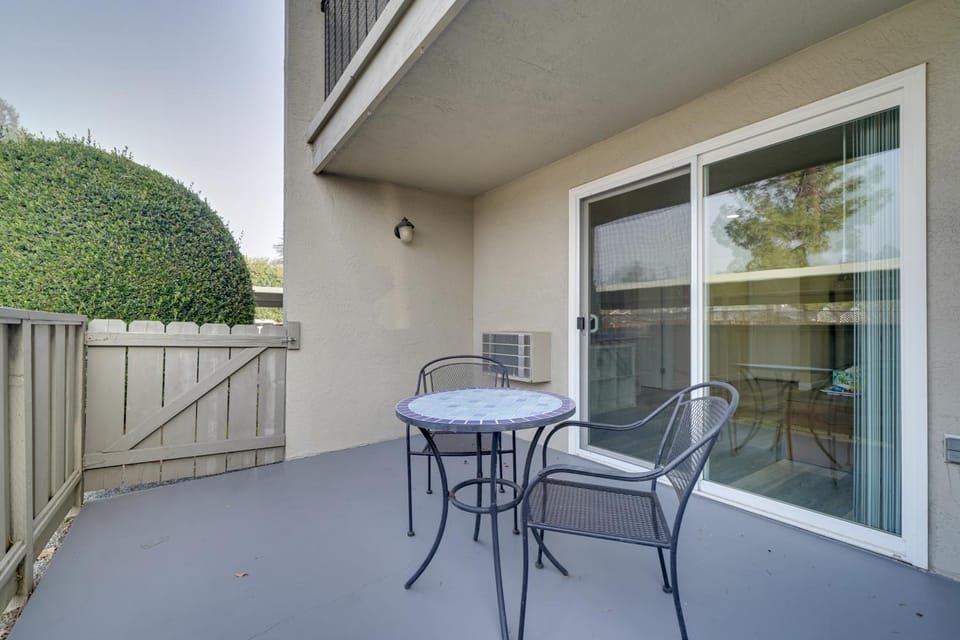 2 Mi to Dtwn Pleasanton Condo with Pool Access Apartment in Pleasanton