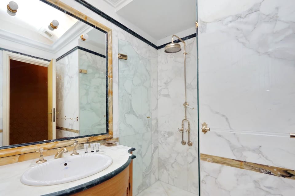 Bathroom, Living room