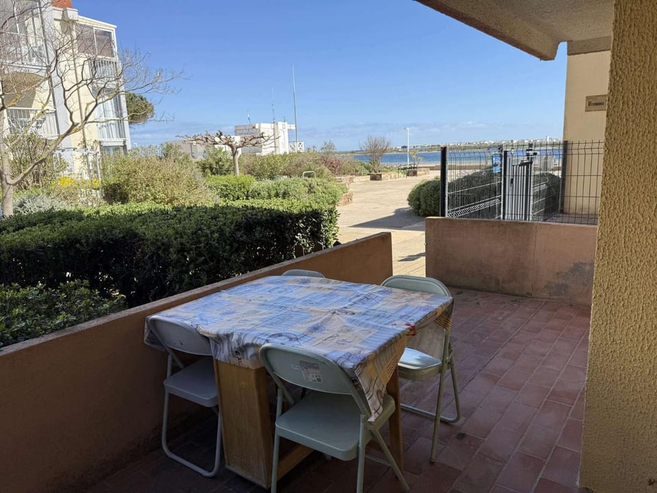 AIG 52 – Appartement en rez-de-chaussée – Résidence de la Plage – Gruissan – 4 personnes Apartment in Gruissan