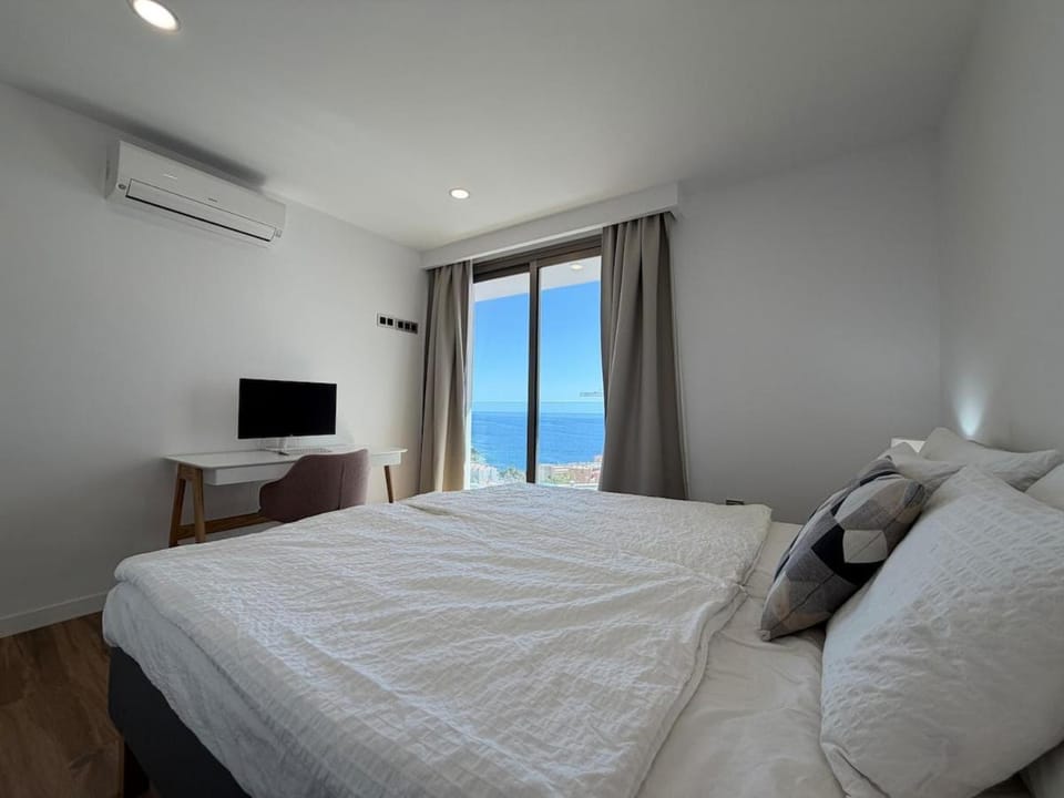 Photo of the whole room, Bedroom, air conditioner