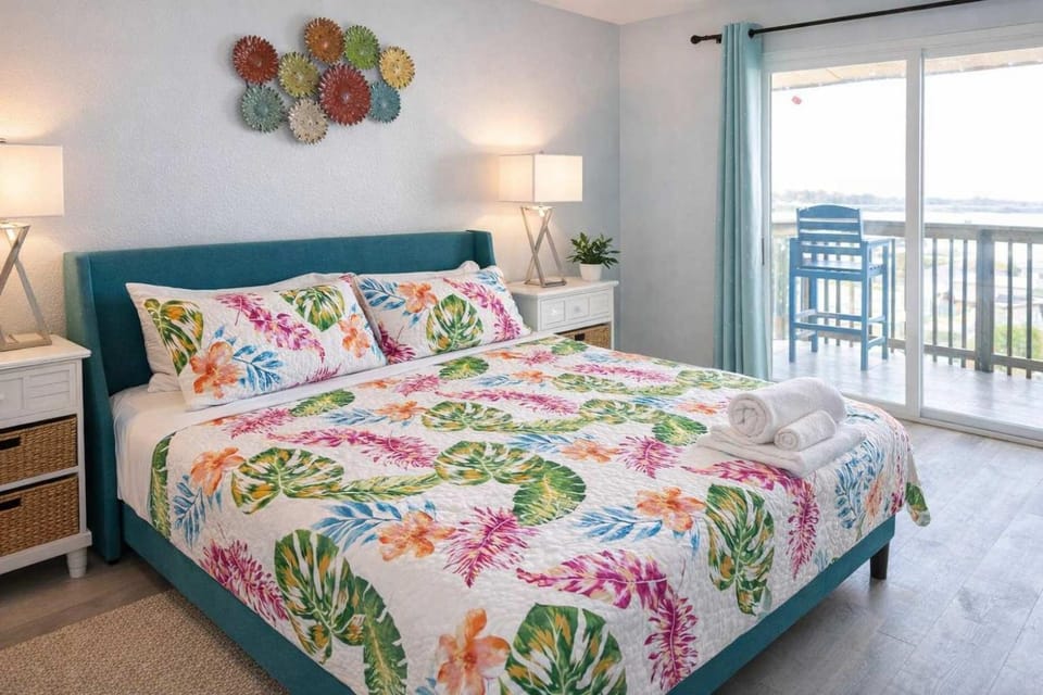 Bayfront withdocks & fish 3 Patios Prime Location apts Apartment in South Padre Island