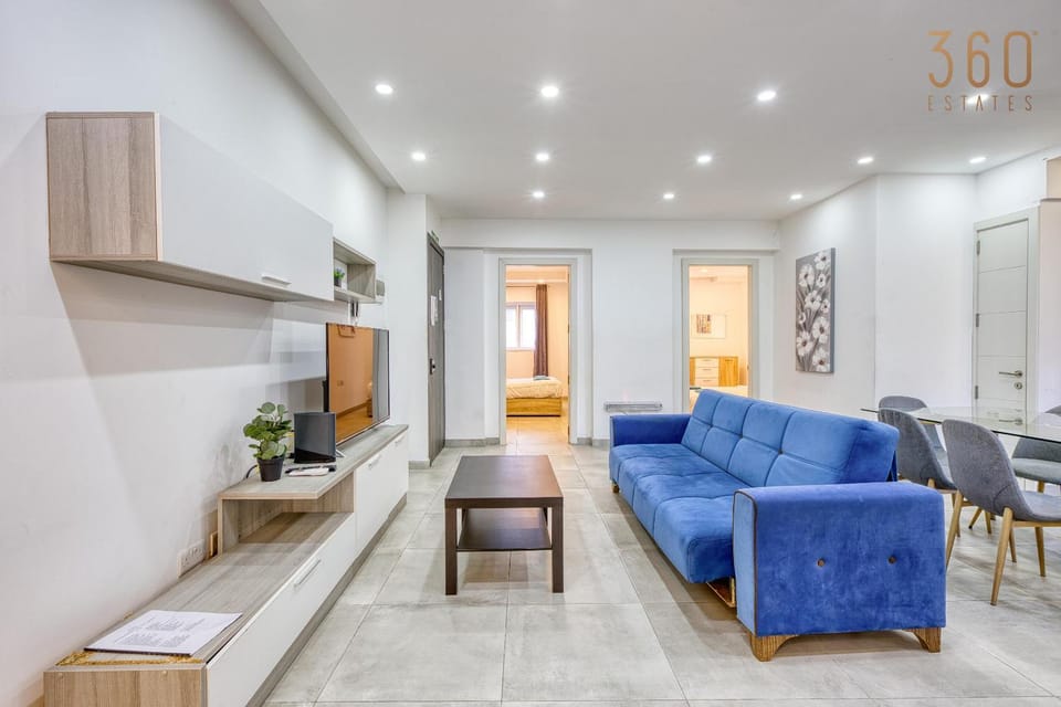 TV and multimedia, Kitchen or kitchenette, Living room, Seating area, Dining area