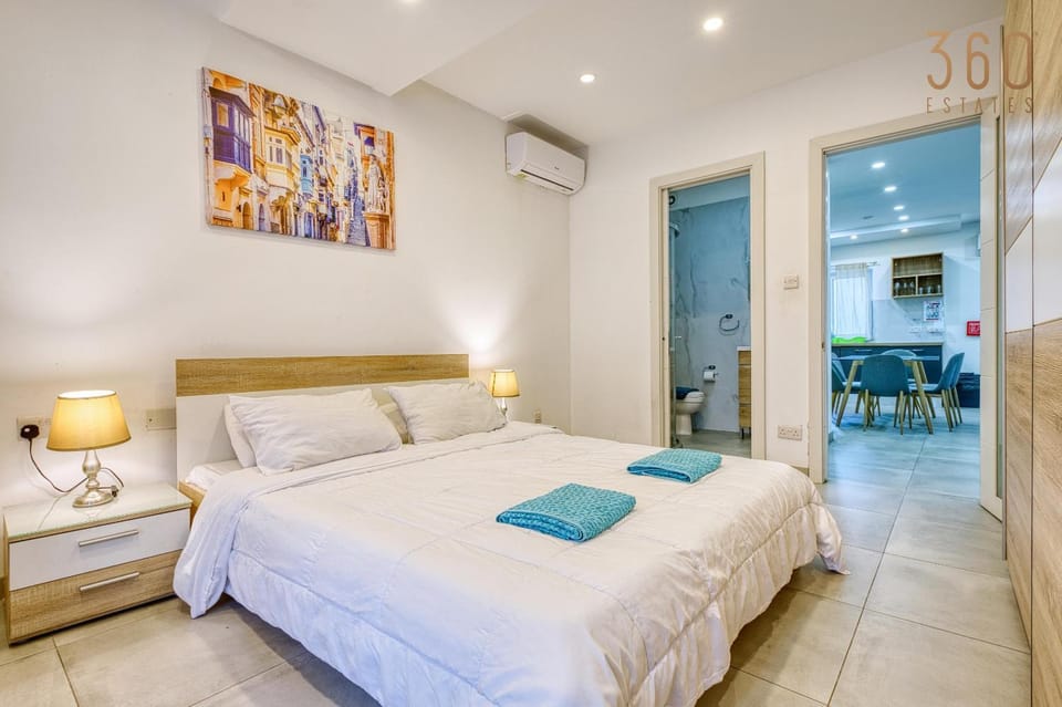 Bed, TV and multimedia, Photo of the whole room, Bedroom, towels, air conditioner