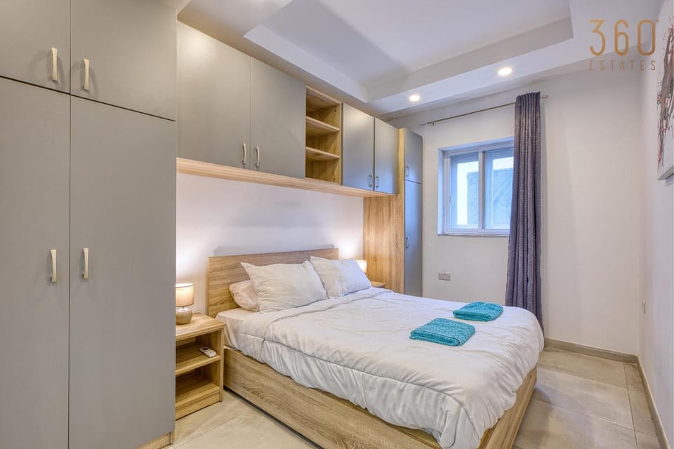 Bed, Photo of the whole room, Bedroom, towels, wardrobe