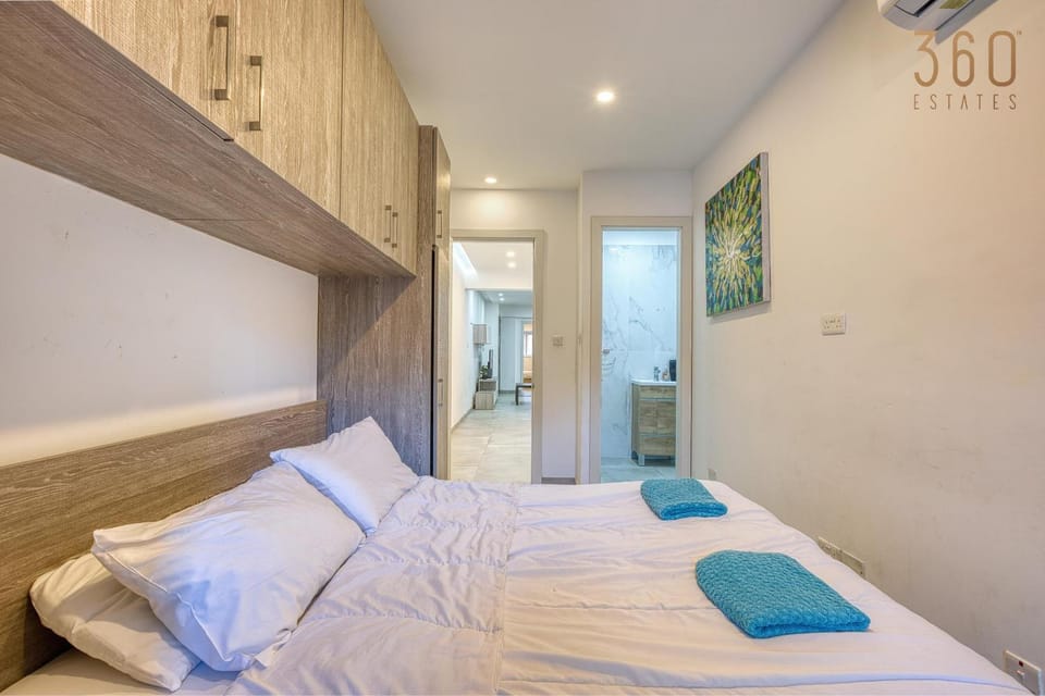 Bed, Photo of the whole room, Bedroom, towels, wardrobe