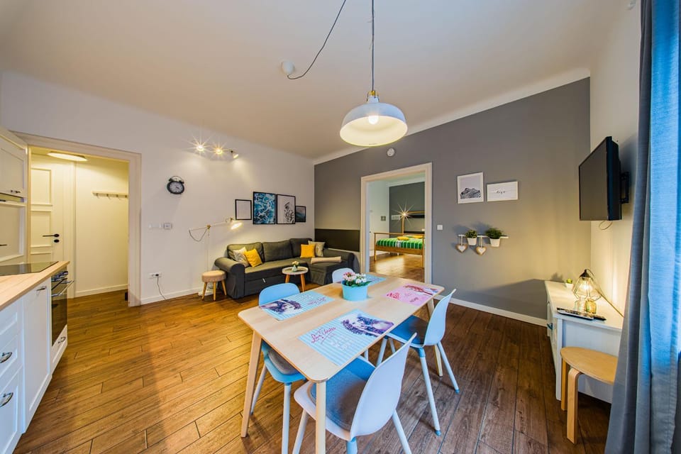 TV and multimedia, Kitchen or kitchenette, Living room, Photo of the whole room, Seating area, Dining area, Bedroom