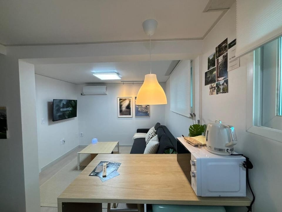 TV and multimedia, Seating area, Dining area, Bedroom