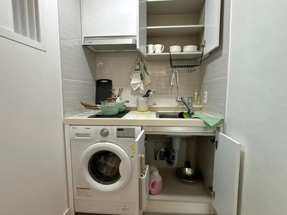 Kitchen or kitchenette, minibar, washing machine