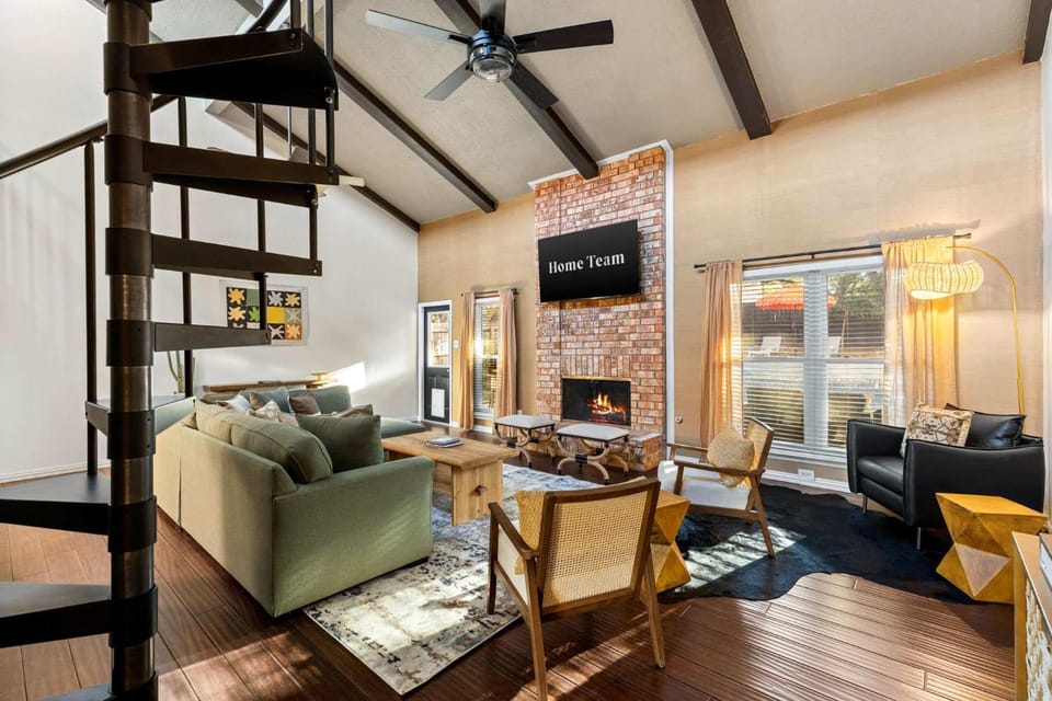 Ultimate Getaway Pool Game Room Sleeps 12 House in San Antonio